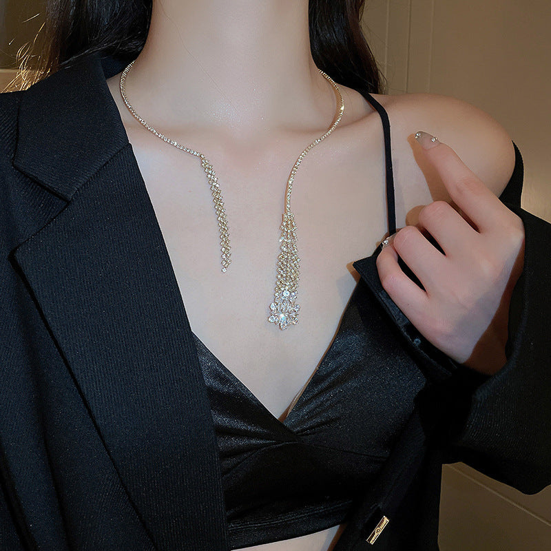 Elegante collar con colgante de lazo de diamantes de imitación y detalles de nácar perlado para mujer — Delicada cadena para clavícula en estilo de lujo minimalista y a la moda