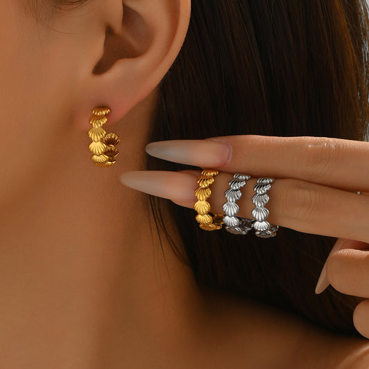 Pendientes minimalistas de aleación de zinc en forma de concha inspirados en el océano con acabado galvanizado para mujer
