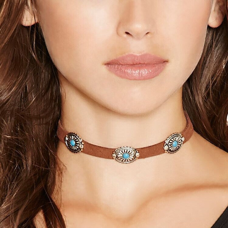 Gothic Style Floral Pattern PU Choker Necklace for Women with Alloy Accent and Geometric Line Design