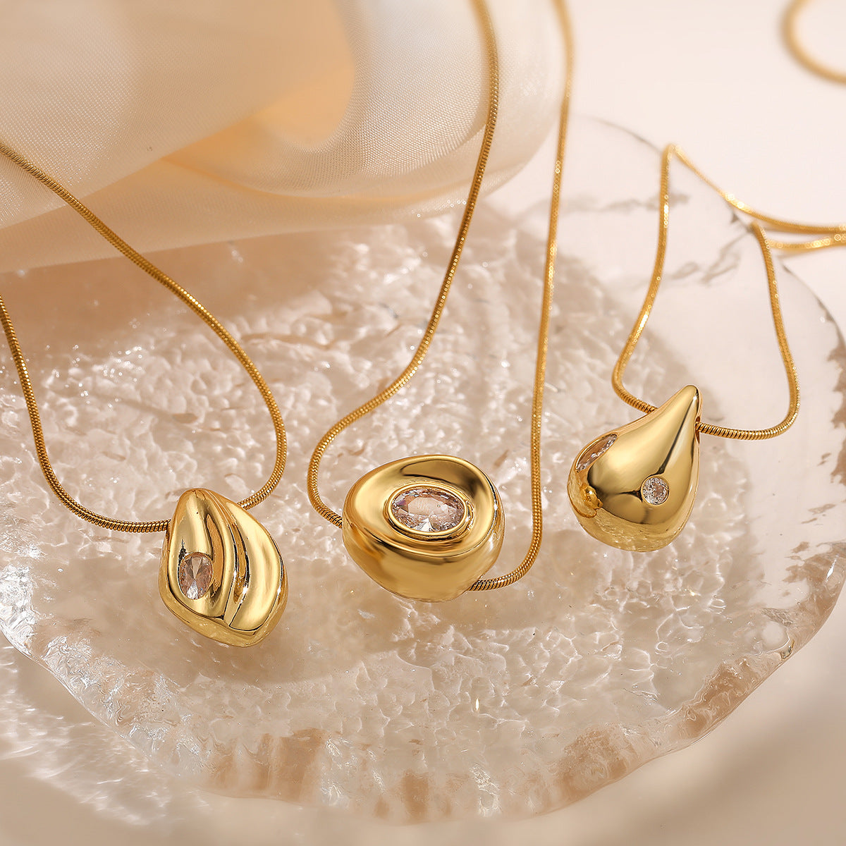 Collar Colgante Geométrico Irregular Minimalista para Mujer de Acero Titanio con Baño de Oro Real e Incrustaciones de Circones