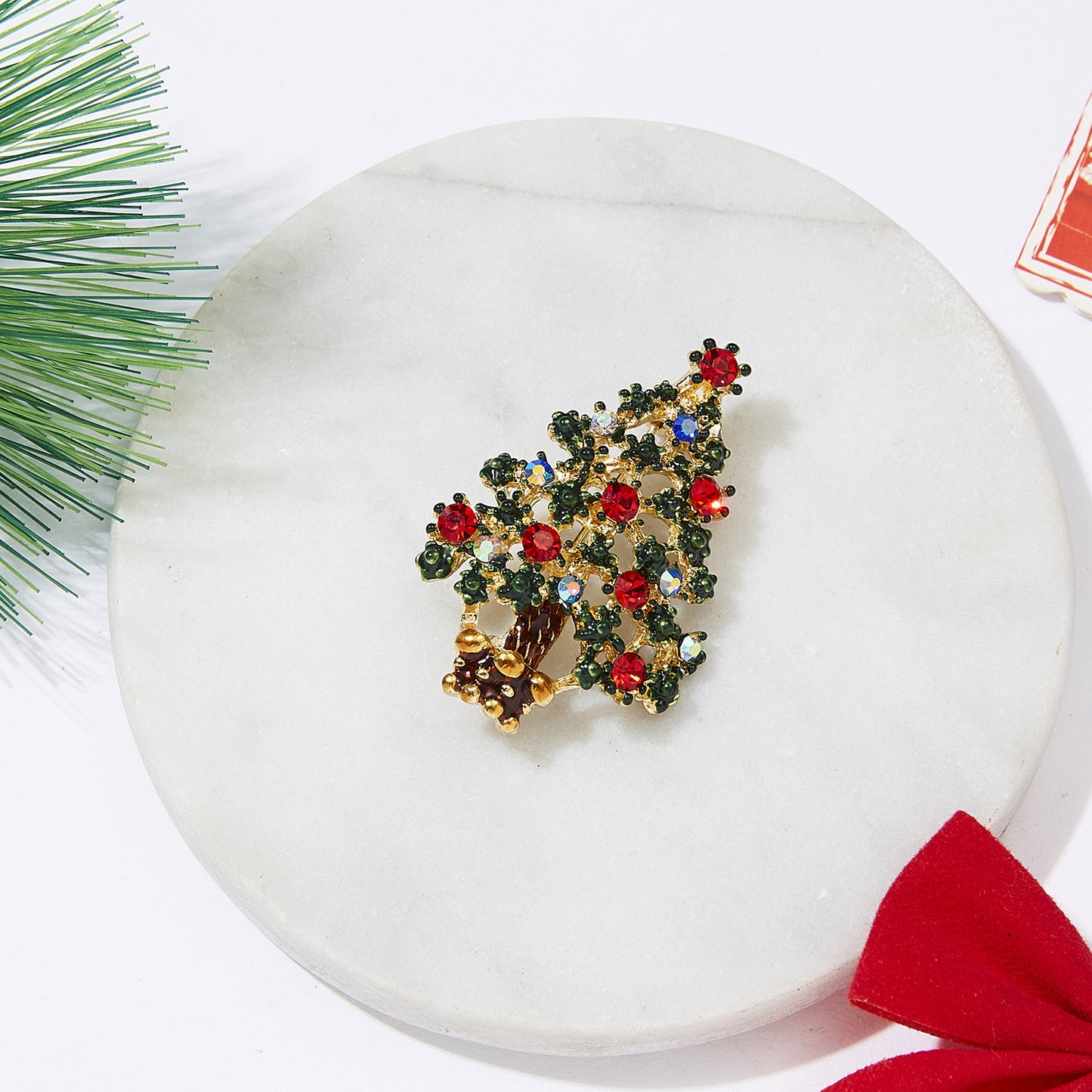 Fashionable Christmas Tree Brooch with Rhinestone Inlay in Alloy, Cartoon Character Design for Unisex Holiday and New Year Decoration