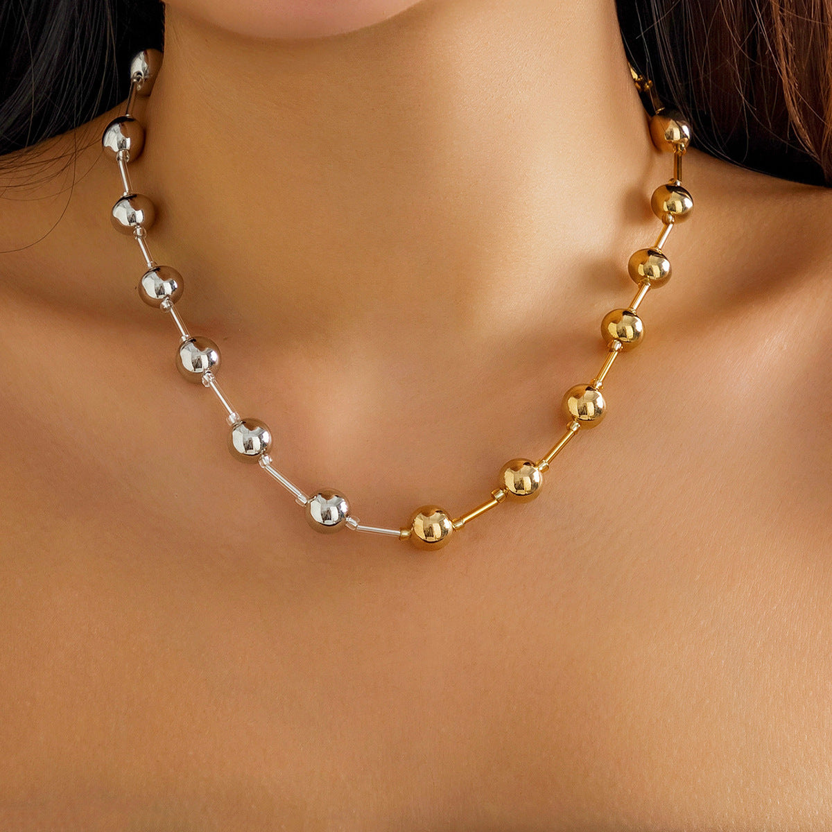 Collana Punk da Donna con Ciondolo Geometrico a Sfera in Lega Galvanizzata e Perle in Resina su Catena a Sfera