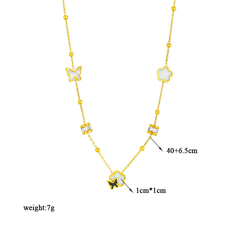 Collana con pendente a farfalla e floreale minimalista di tendenza con accenti di conchiglia bianca e nera, catena a medaglione in acciaio al titanio, finitura placcata per donna