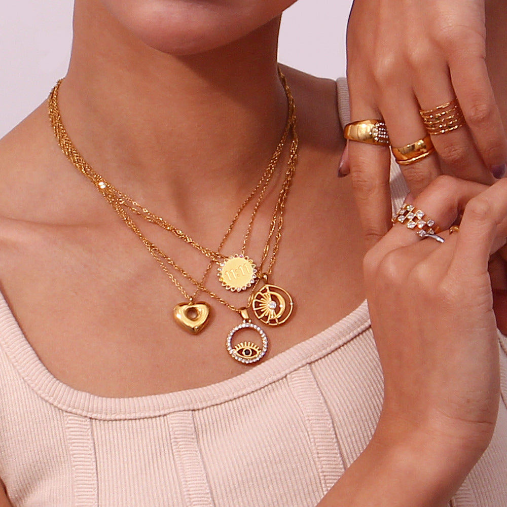 Elegante collar con colgante geométrico de acero de titanio con cadena de acero inoxidable bañada en oro de 18 quilates para mujer