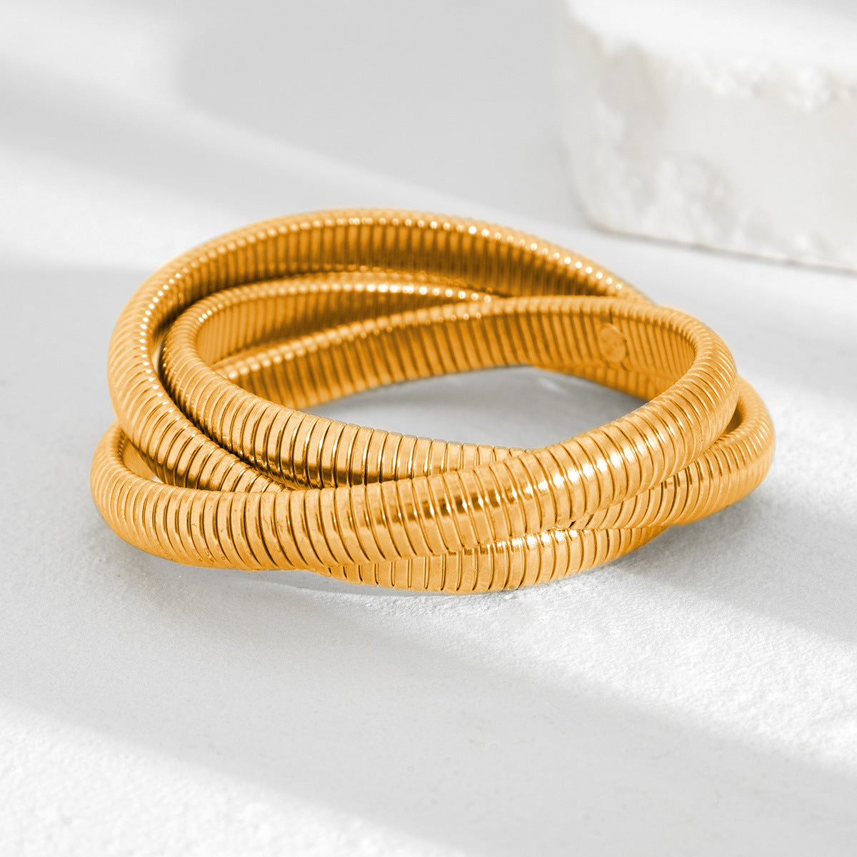 Brazalete de metal geométrico estilo punk con detalle de perla grande para mujer