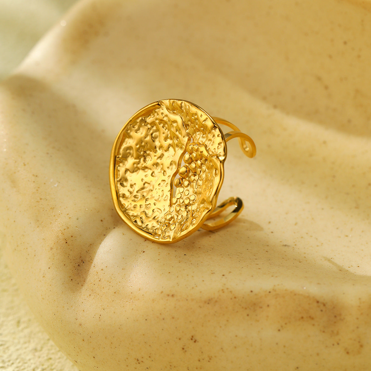 Anillo de acero de titanio chapado en oro de 18 quilates, redondo, geométrico, arrugado, de lujo ligero para mujer