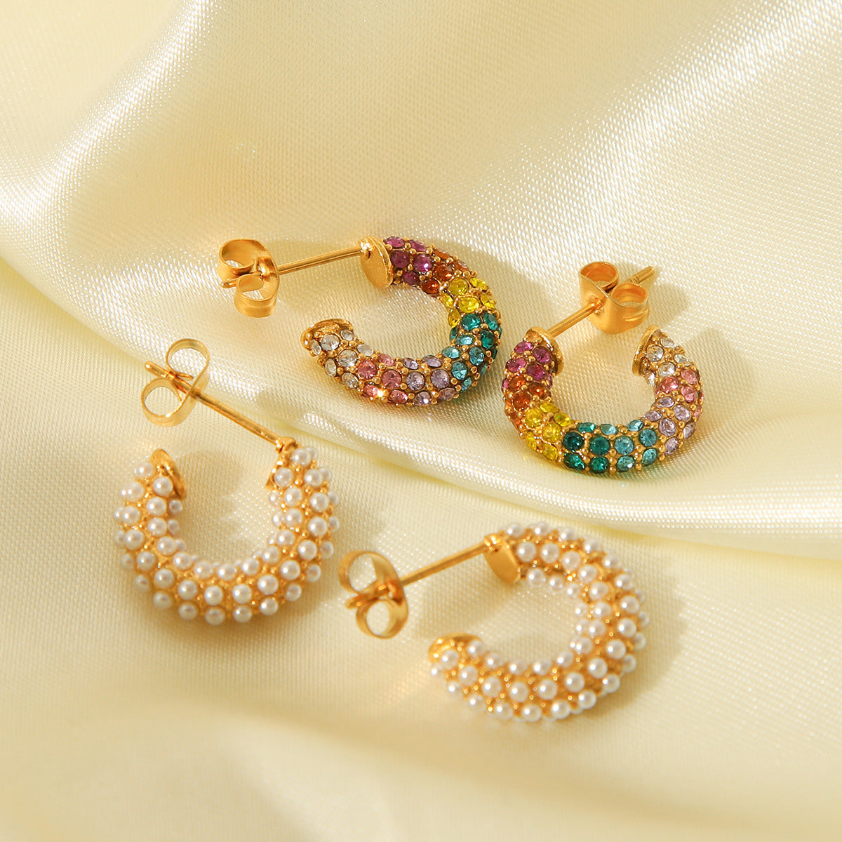 Orecchini a perno minimalisti da donna a forma di C in acciaio inossidabile con intarsio di strass e accenti di perle