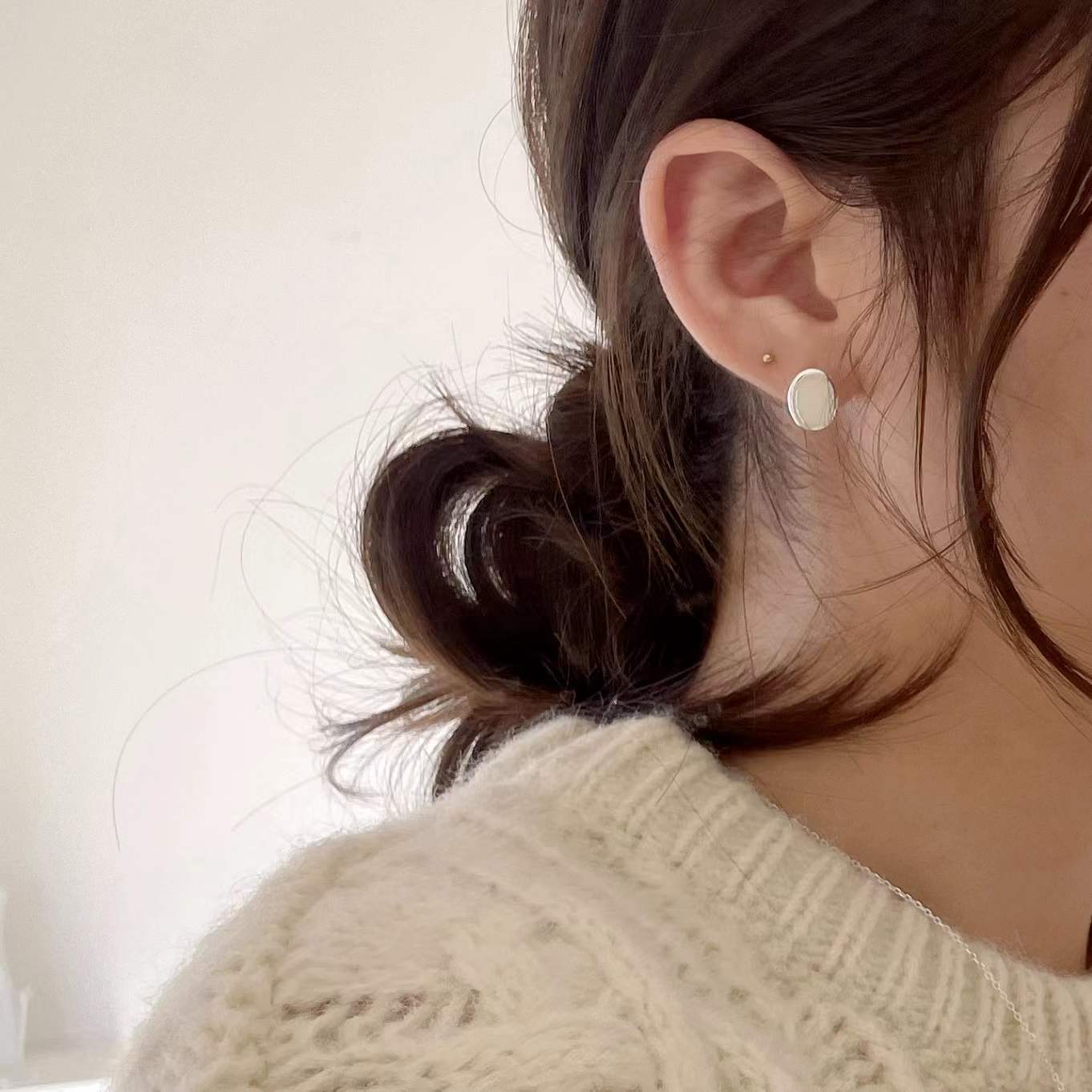 Orecchini a perno da donna minimalisti a forma di goccia d'acqua in argento sterling 925 con intarsio di perle