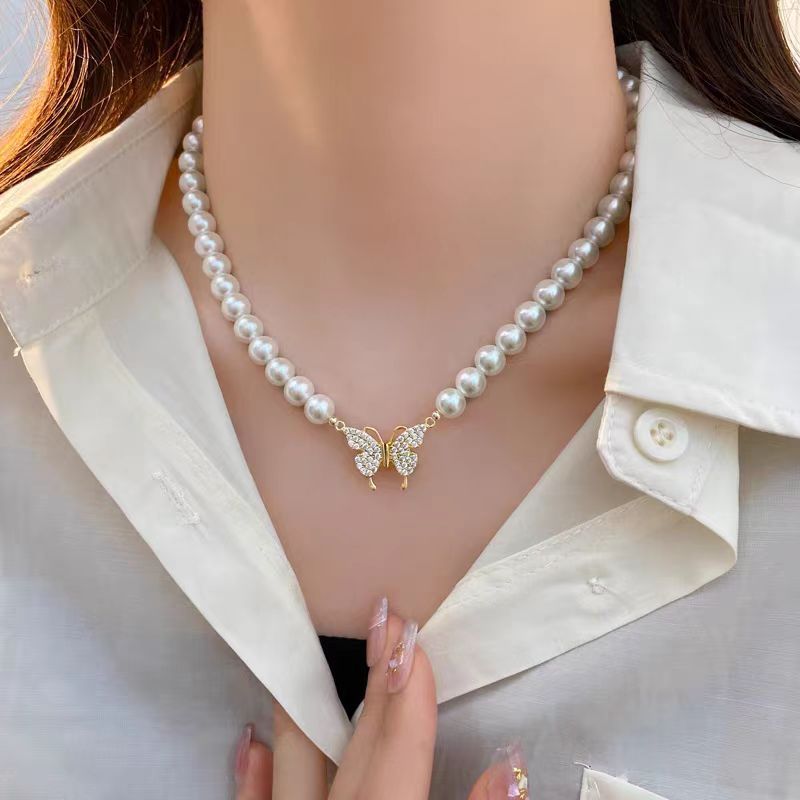 Collana con ciondolo a farfalla minimalista da donna in acciaio al titanio con intarsio di zirconi, catena a serpente regolabile, gioielli di lusso per clavicola