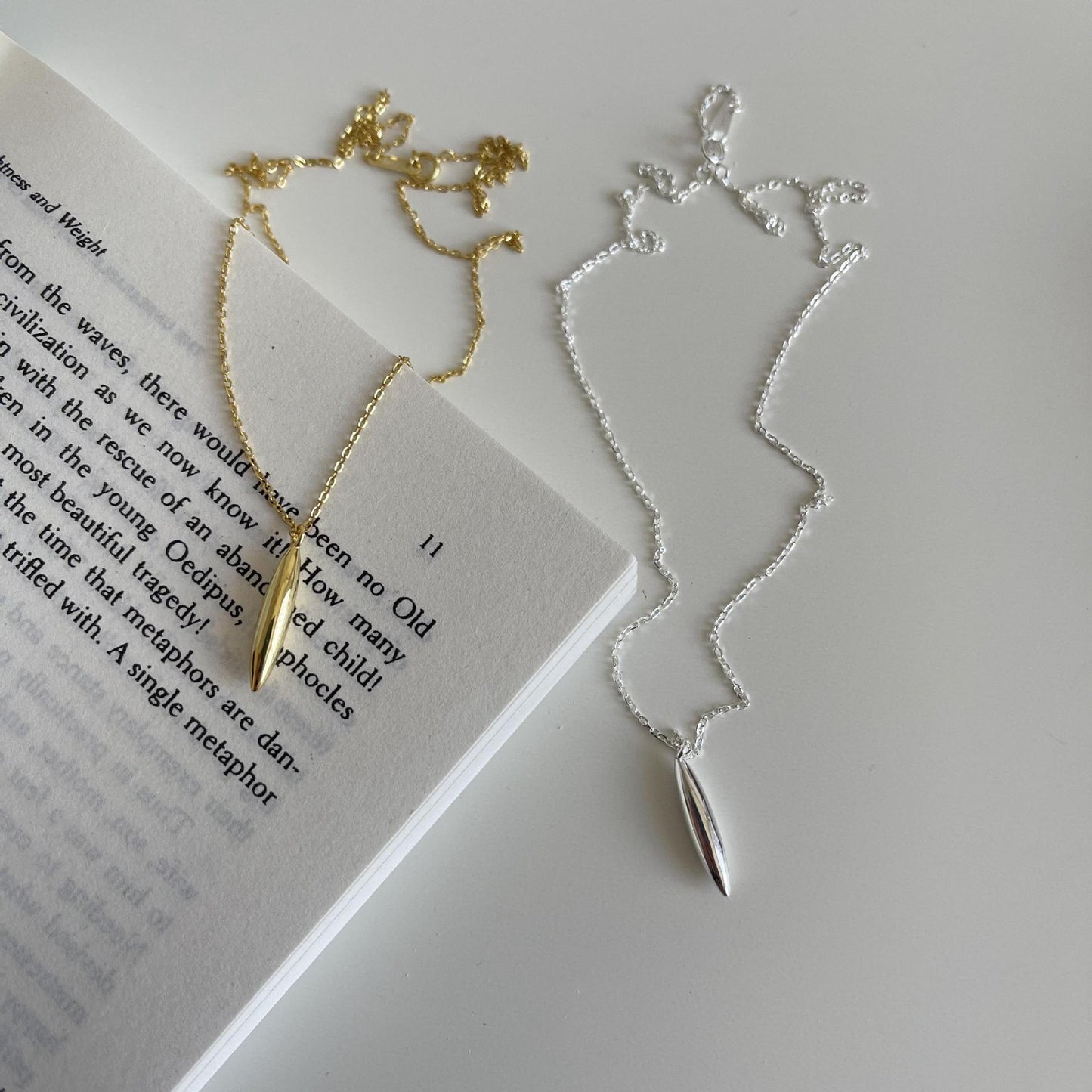 Collana Pendente Minimalista in Stile Naturale con Doppia Punta in Argento Sterling 925 Placcato Oro e Accento di Perla su Catena di Perline