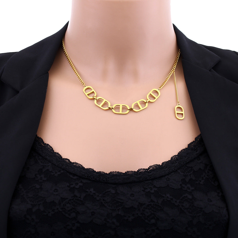 Collana alla Moda Minimalista con Ciondolo a Lettera in Acciaio al Titanio per Donna con Finitura Placcata e Design a Catena O