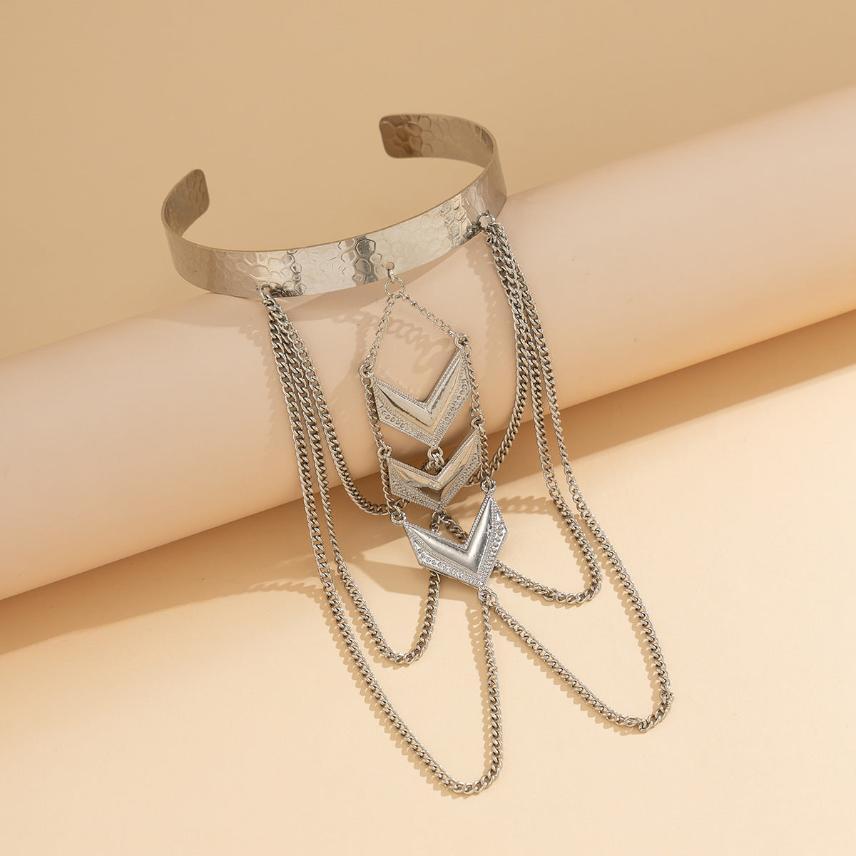 Bracciale a Polsino Bohemien Minimalista con Freccia e Nappa da Donna con Finitura in Lega Placcata e Design Aperto Regolabile