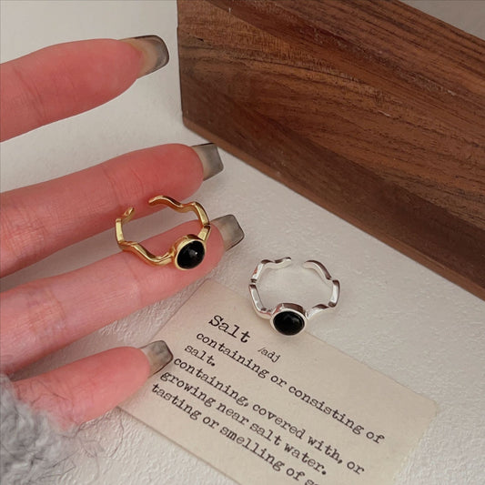 Anello Minimalista a Cuore in Argento Sterling 925 con Intarsio in Onice Nero e Sfaccettature Geometriche Smussate