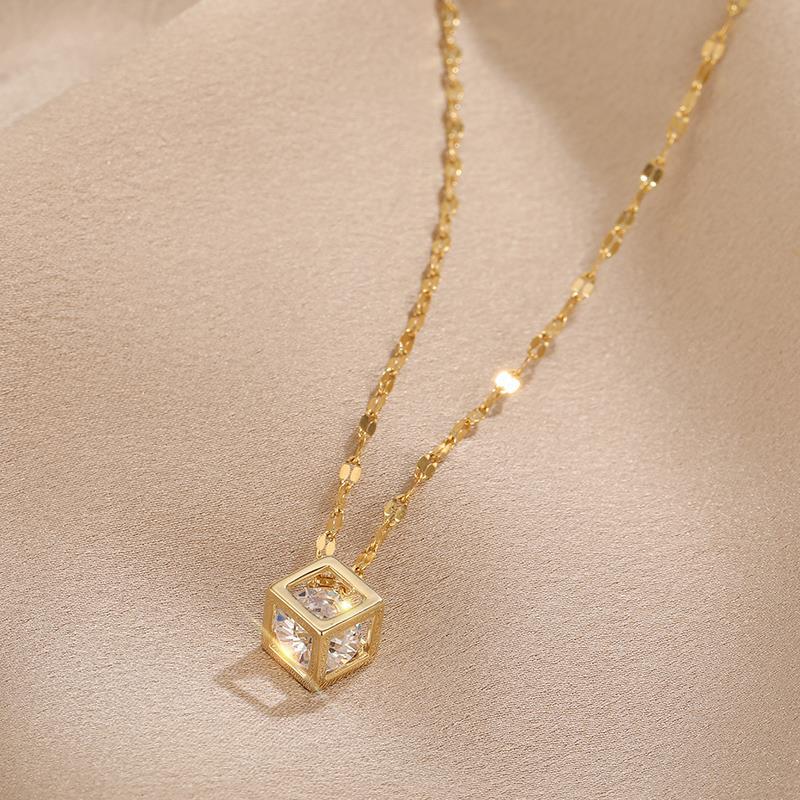 Collana da Donna con Ciondolo a Goccia Geometrico Minimalista e Strass in Acciaio al Titanio