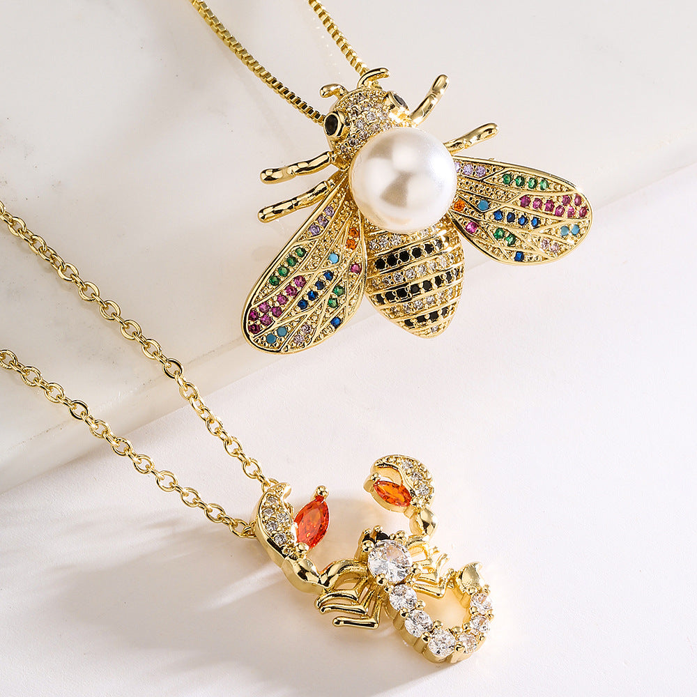 Collana pendente minimalista a forma di ape in rame placcato oro con intarsio di zirconi per donna