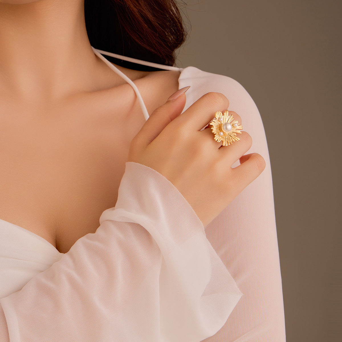 Elegante anillo de acero inoxidable con forma irregular de pétalo e incrustaciones de perlas para mujer, con lujoso acabado texturizado y diseño geométrico
