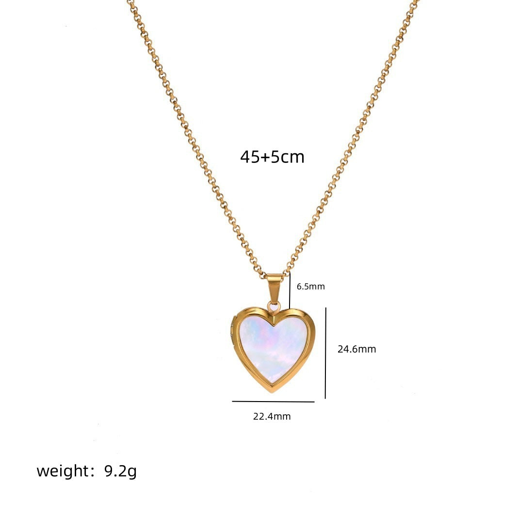 Collana con Ciondolo di Lusso a Cuore in Acciaio al Titanio con Intarsio in Conchiglia Naturale e Finitura Galvanizzata, Design a Catena a O per Uso Unisex