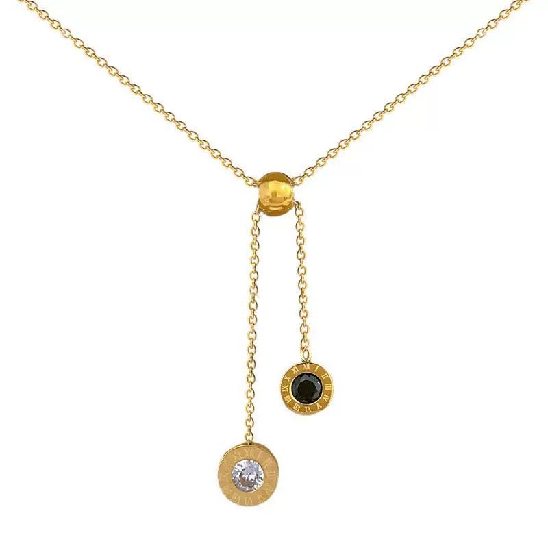Collana con ciondolo geometrico minimalista da donna in acciaio al titanio con finitura placcata, accenti in zirconia bianca e nera, stile medaglione a strati
