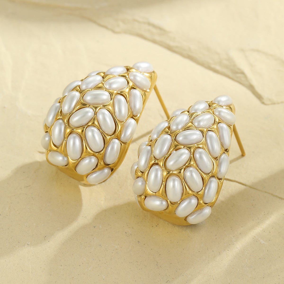 Pendientes geométricos de acero inoxidable con estilo francés vintage, acentos de perlas y chapado en oro de 18 quilates para mujer