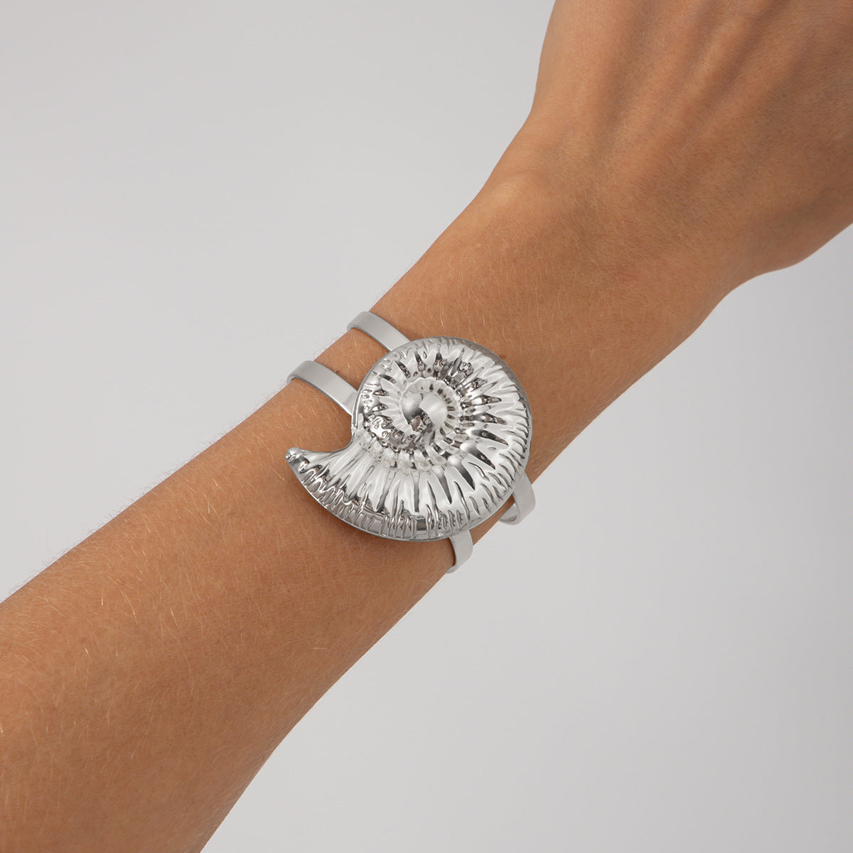 Pulsera de metal con forma de estrella de mar y concha de estilo vacacional con acabado chapado para mujer
