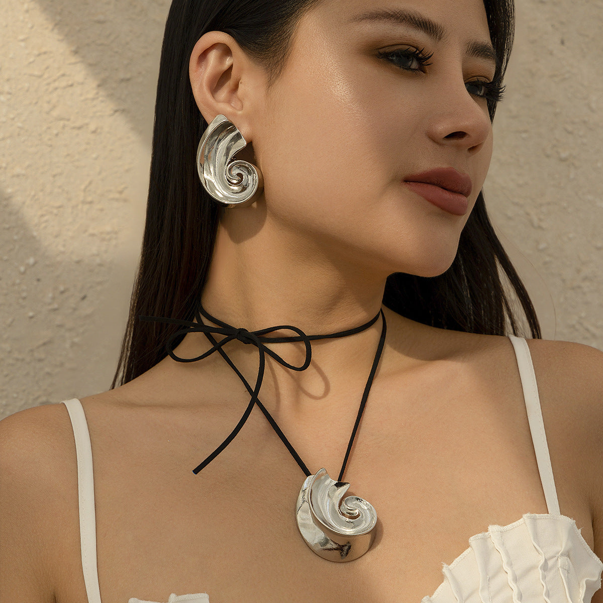 Collar con colgante de hilo metálico geométrico estilo punk con borla y detalles de lazo para mujer