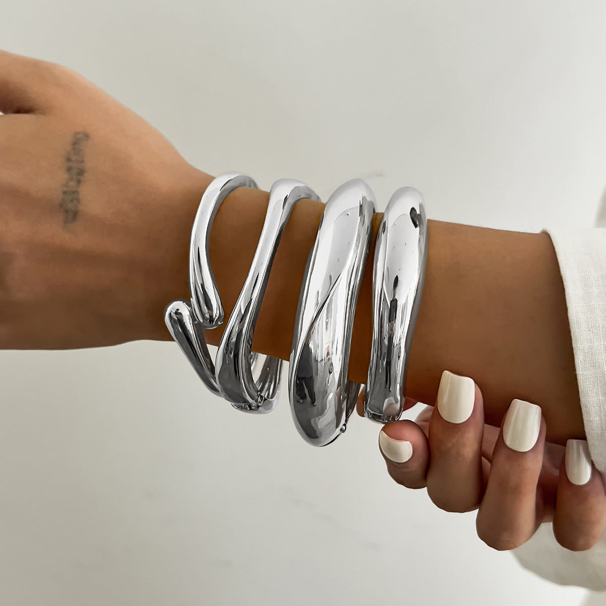 Pulsera Abierta Minimalista para Mujer con Construcción de Aleación Pulida y Cierre de Resorte