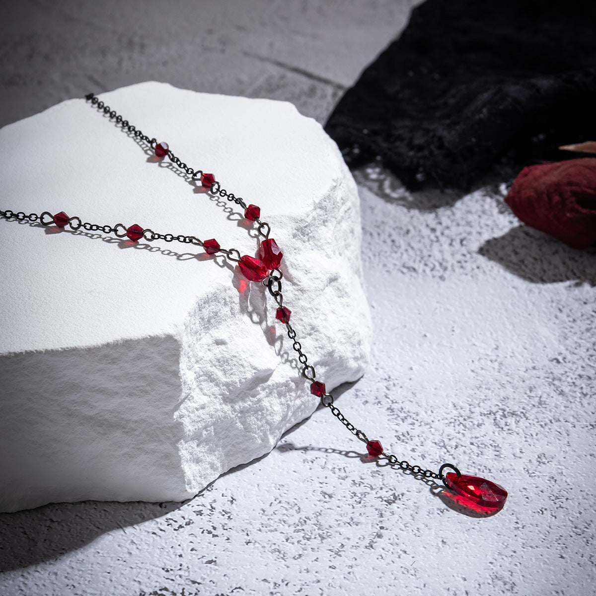 Collana girocollo vintage gotica con lacrime a goccia e nappe da donna, pendente a goccia in metallo galvanizzato su catena a croce