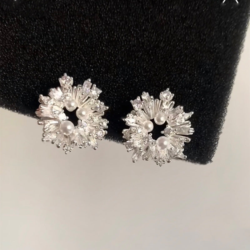 Pendientes de botón minimalistas florales de circonita en cobre chapado con postes de acero inoxidable para mujer