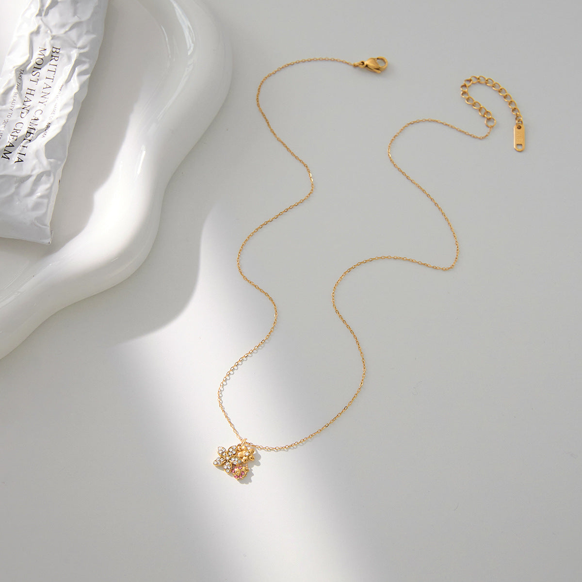 Collana pendente geometrica in acciaio al titanio con finitura placcata da donna, catena leggera di lusso per maglione