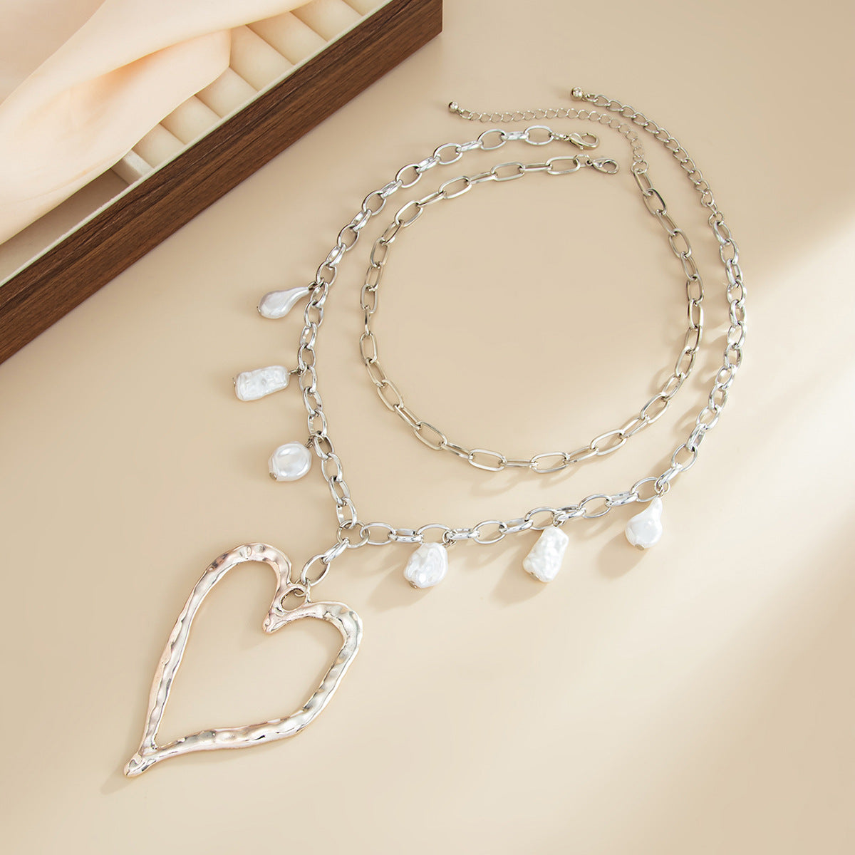 Luxury Minimalist Heart Shape Alloy Plated Necklace with Baroque Pearl Pendant for Women