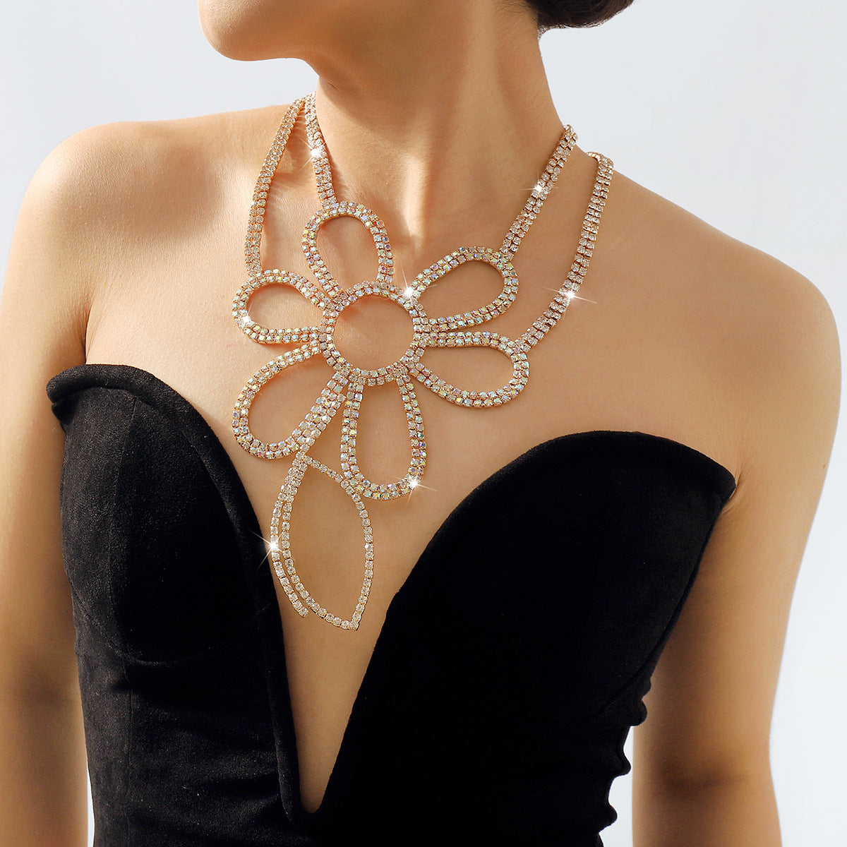 Collar con colgante de margarita geométrica dulce y atrevido con incrustaciones de pedrería y cadena de hierro chapada para mujer