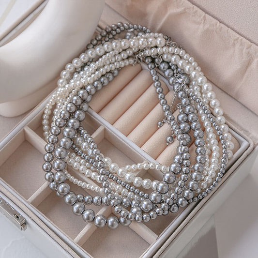 Collar minimalista de perlas para mujer con colgante de nácar en cadena de perlas con acabado electrochapado en gris plateado