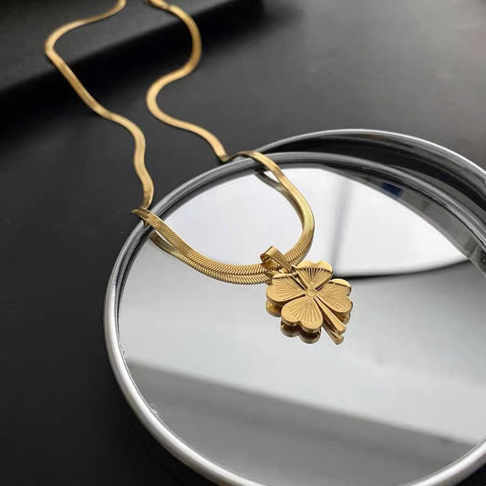 Collar con colgante de trébol minimalista en acero de titanio con chapado en oro para mujer