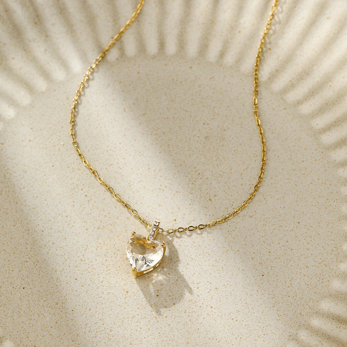 Fashionable Heart-Shaped Titanium Steel Necklace with Rhinestone Inlay for Women, Electroplated Stainless Steel Pendant on Classic Chain