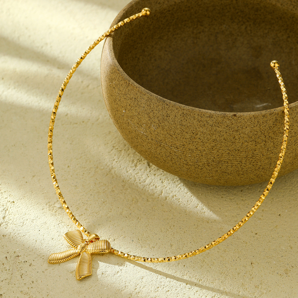 Collana Pendente Fiocco alla Moda da Donna in Acciaio al Titanio con Finitura Placcata, Catena Regolabile per Clavicola