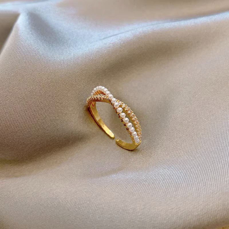 Anello Minimalista con Perle e Croce da Donna in Rame con Finitura Placcata e Design a Lettera