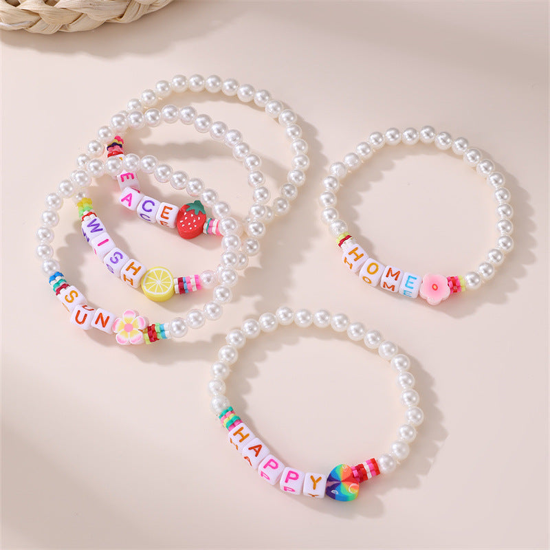 Bracciale per bambina con perline a cuore e fiore, accenti di perle e ciondoli in argilla polimerica stile principessa