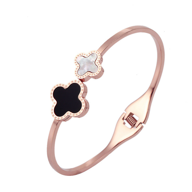 Bracciale da donna in acciaio al titanio placcato oro rosa minimalista con quadrifoglio, ideale come regalo per San Valentino e compleanni