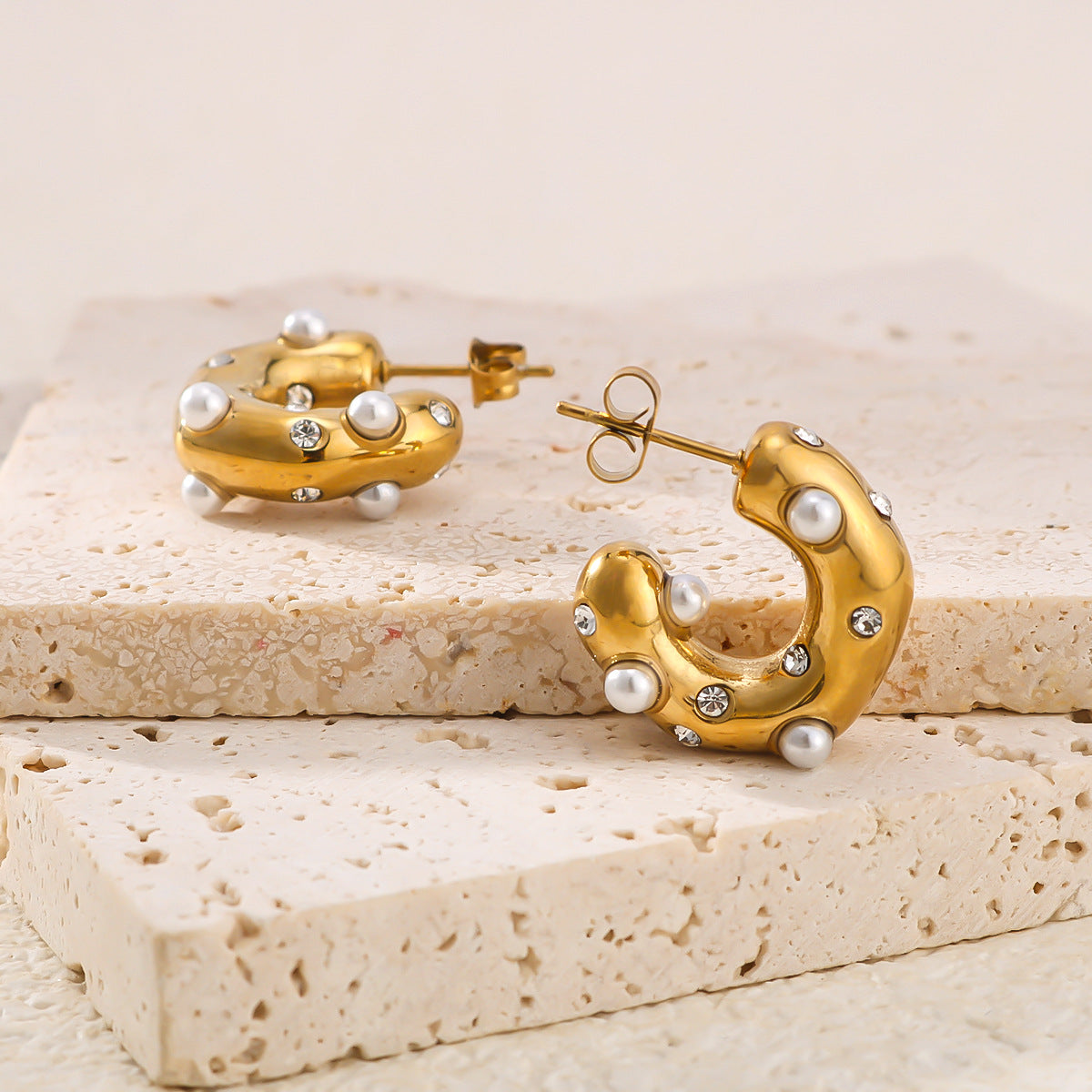 Orecchini da donna in acciaio inossidabile a forma di C geometrica in stile INS con perle e zirconi, placcati oro 18 carati