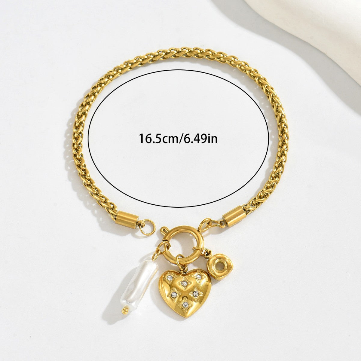 Elegante Ciondolo a Barra in Ottone con Intarsio a Cuore Geometrico e Diamanti per Donna