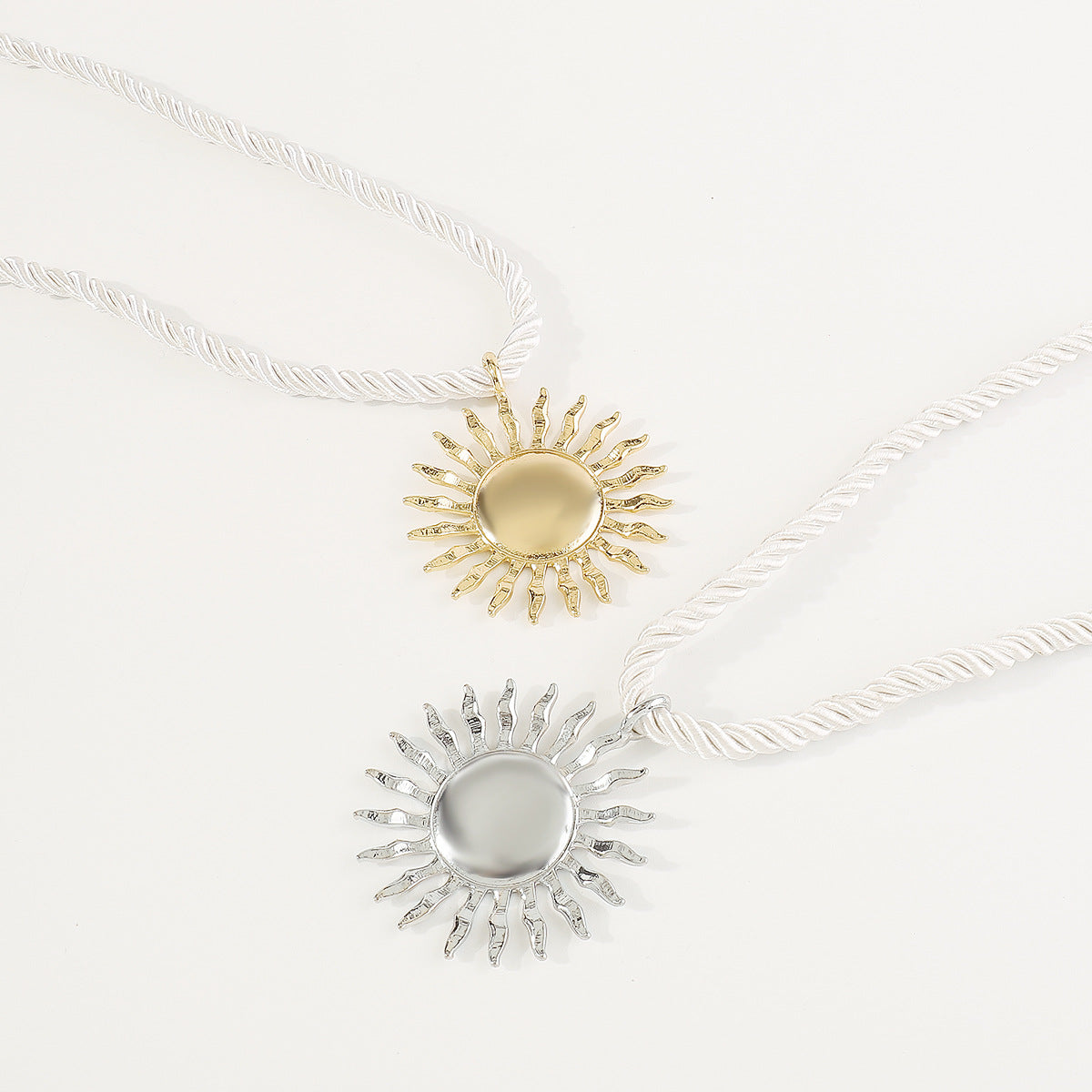 Dulce y Atrevido Collar de Clavícula con Colgante de Girasol Geométrico, Conjunto en Aleación con Acabado Chapado