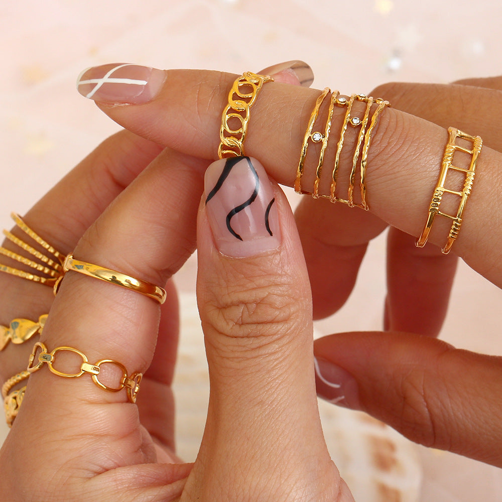 Anillo minimalista geométrico de acero inoxidable con diseño hueco y acabado chapado para mujer