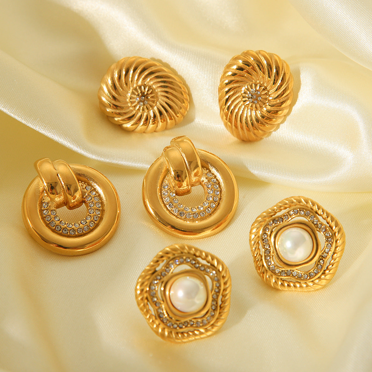 Orecchini a perno da donna in acciaio inossidabile placcato oro 18 carati con strass e perle, motivo geometrico alla moda