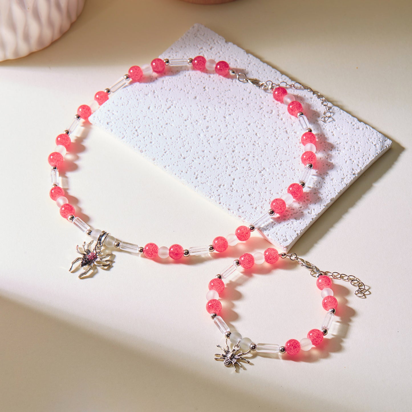 Collar gótico de araña de Halloween para mujer con cuentas que brillan en la oscuridad e incrustaciones de diamantes de imitación en cadena cruzada