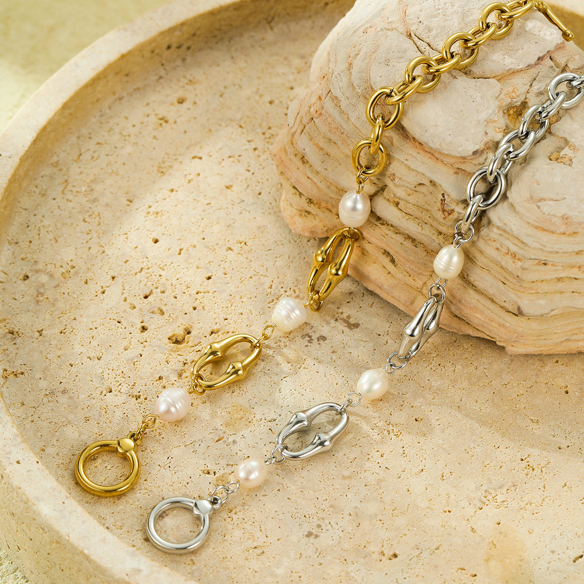 Bracciale Geometrico alla Moda in Acciaio al Titanio con Placcatura in Oro 18K e Intarsio di Perle da Donna
