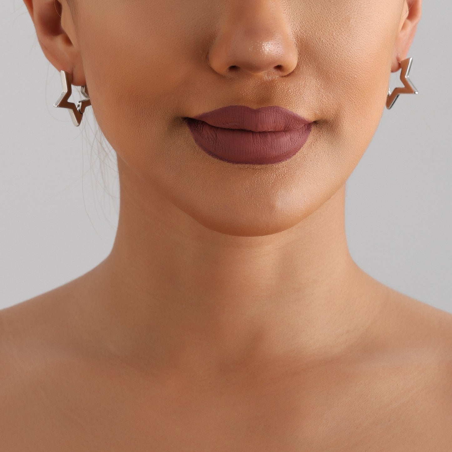Pendientes minimalistas de aleación con forma de estrella y acabado chapado para mujer. Elegante joyería celestial de tonos fríos.