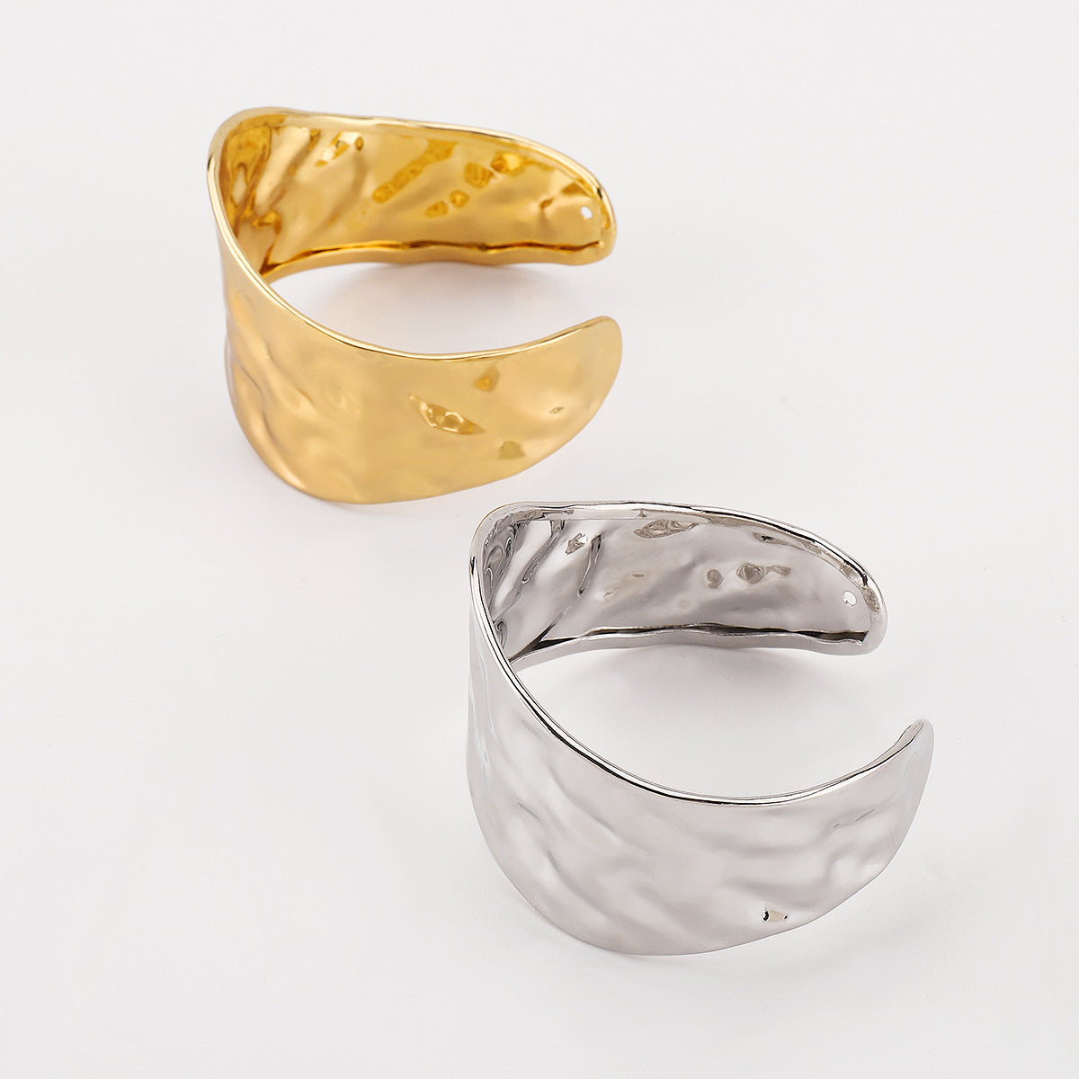 Pulsera de Metal con Diseño Geométrico Irregular de Estilo Vintage, Textura Plegada y Acabado Galvanizado para Mujer