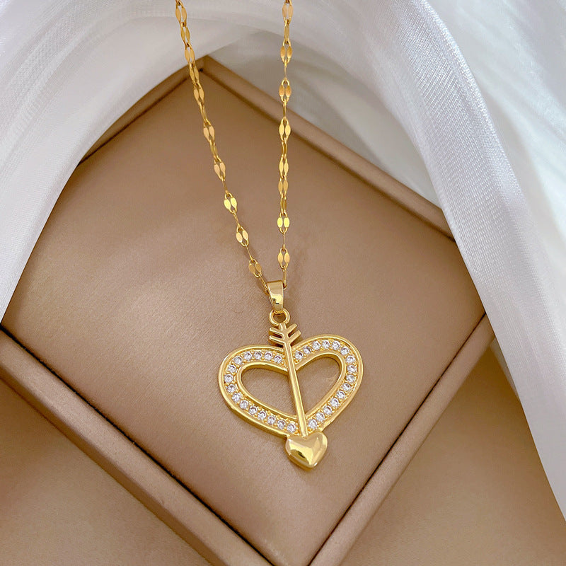 Collana in Acciaio al Titanio con Intarsi in Strass Geometrici a Cuore Dolce Minimalista di Lusso da Donna
