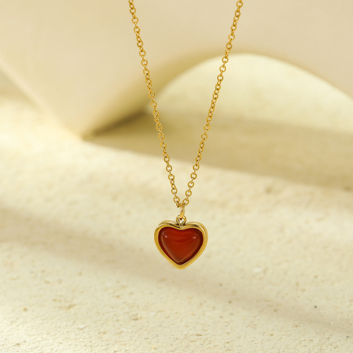 Collana pendente vintage in acciaio inossidabile a forma di cuore con agata rossa e accenti di perle naturali, set di orecchini abbinati per donna