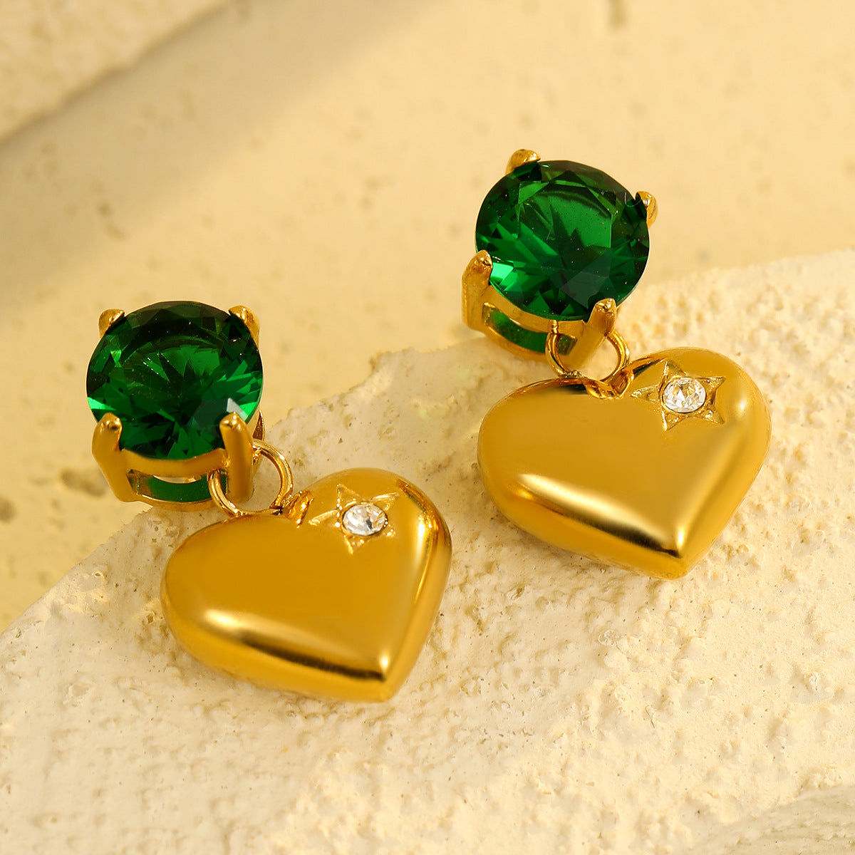 Orecchini a Cuore in Acciaio Inossidabile Stile Vintage con Placcatura in Oro e Intarsio di Zirconi Cubici